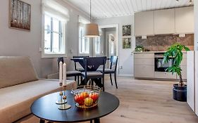 Nyrenoverat Gardshus Pa Havstomt Med Hoeg Standard